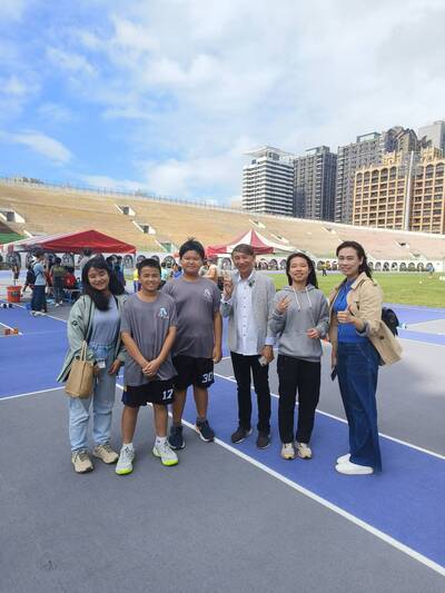 恭喜本校田徑隊，參加新北市114學年度文山分區六年級田徑交流賽，榮獲男、女童甲組計3金7銀3銅與多項4-6名佳績！感謝林怡屏、林峻禾、劉東閔、陳建樹、林子維老師的辛勤指導！圖片