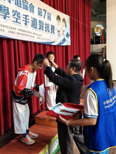 男子組上台領獎