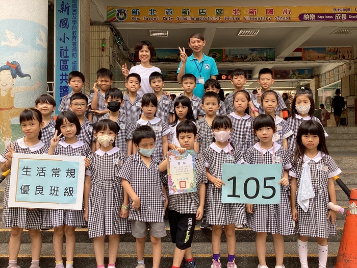 113學年度第2學期優良班級與校長合影圖片