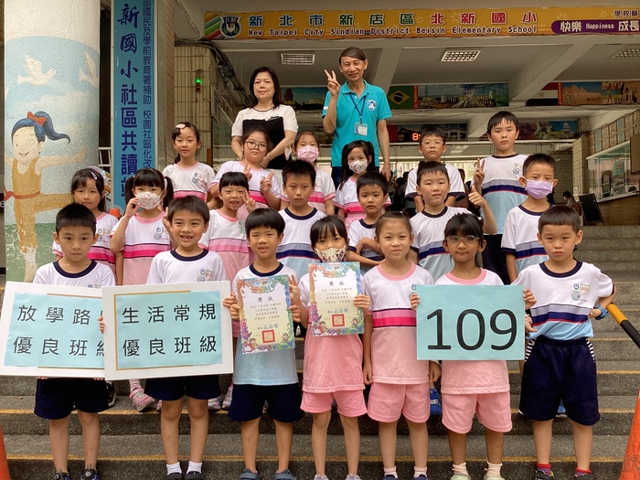 113學年度第2學期優良班級與校長合影圖片