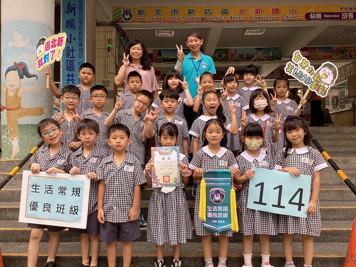 113學年度第2學期優良班級與校長合影圖片