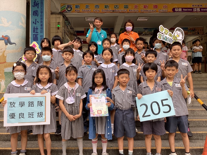 113學年度第2學期優良班級與校長合影圖片