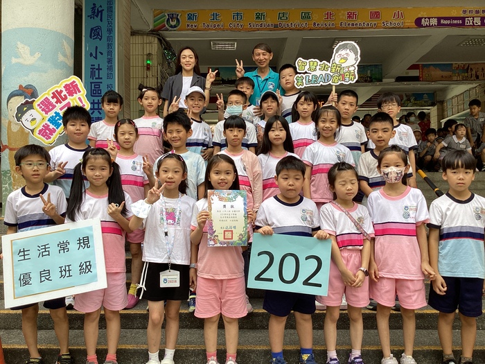 113學年度第2學期優良班級與校長合影圖片