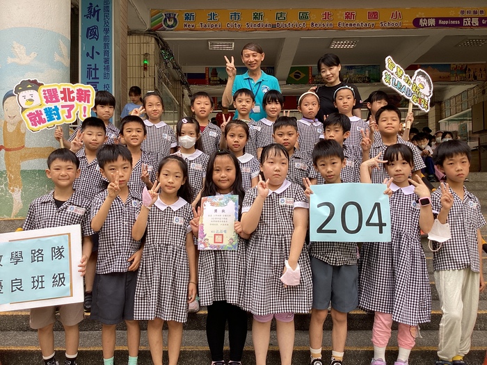 113學年度第2學期優良班級與校長合影圖片