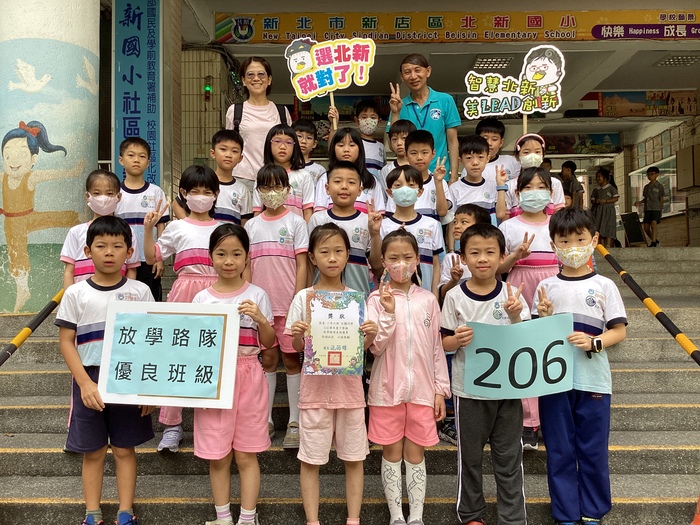 113學年度第2學期優良班級與校長合影圖片