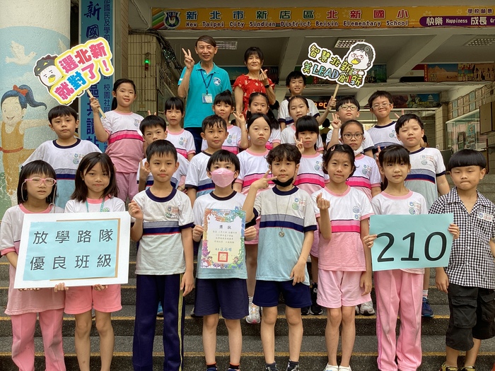 113學年度第2學期優良班級與校長合影圖片