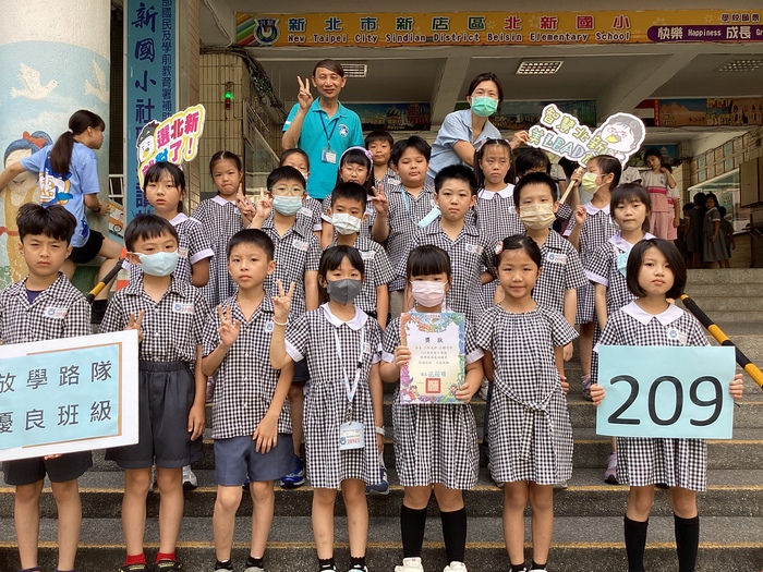 113學年度第2學期優良班級與校長合影圖片