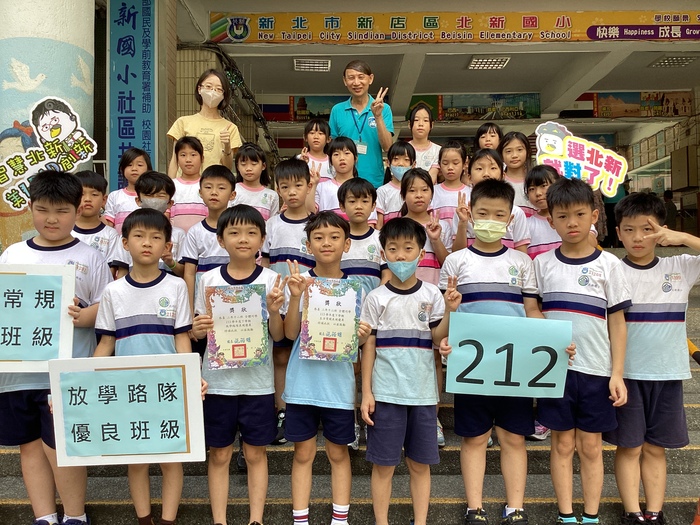 113學年度第2學期優良班級與校長合影圖片