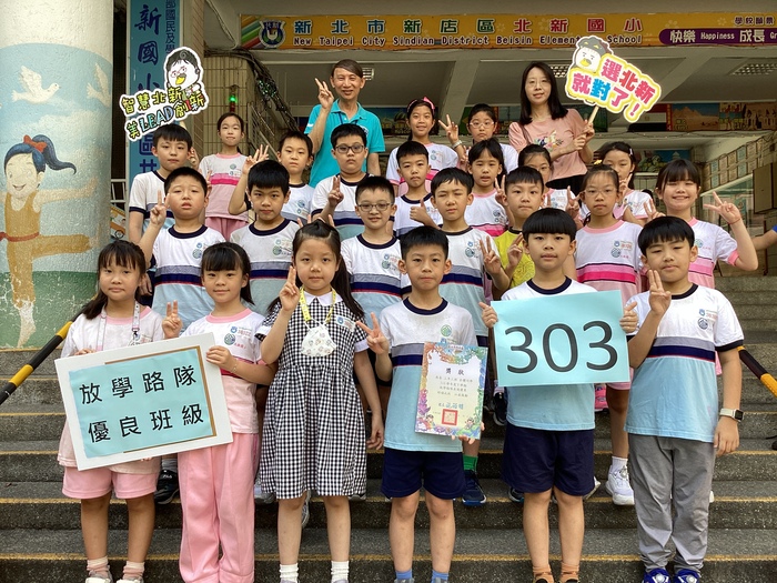 113學年度第2學期優良班級與校長合影圖片