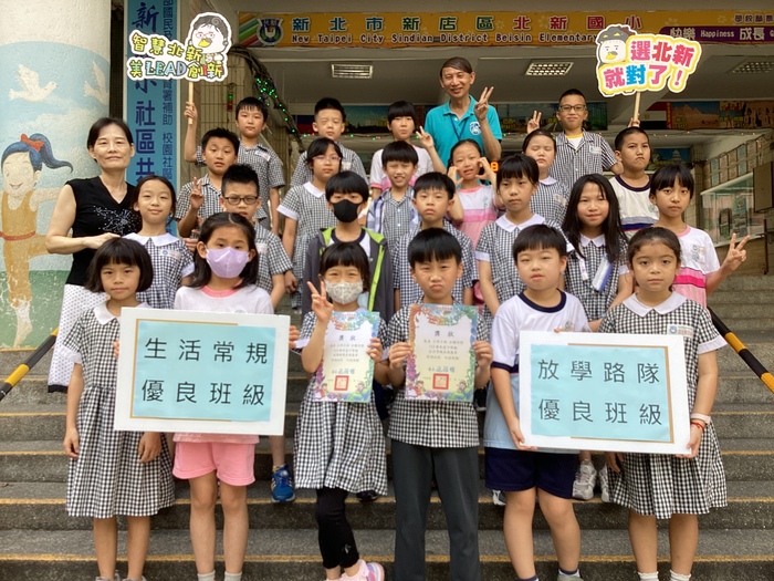 113學年度第2學期優良班級與校長合影圖片