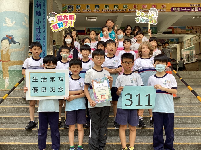 113學年度第2學期優良班級與校長合影圖片