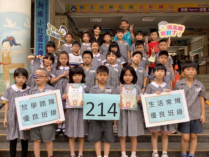 113學年度第2學期優良班級與校長合影圖片