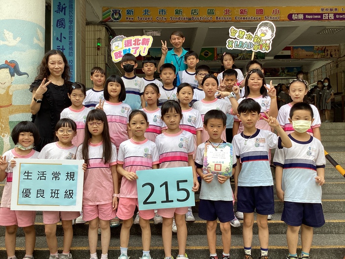 113學年度第2學期優良班級與校長合影圖片