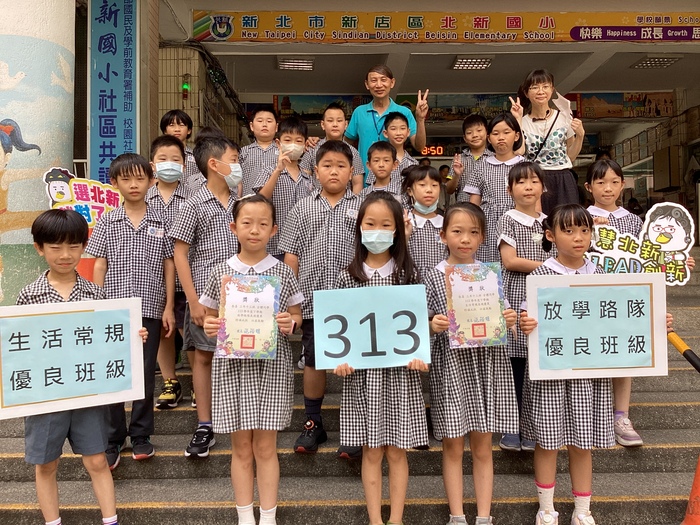 113學年度第2學期優良班級與校長合影圖片