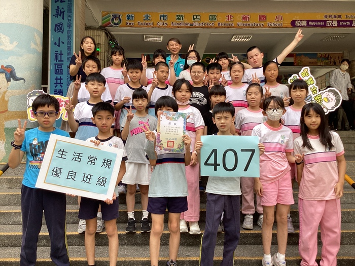 113學年度第2學期優良班級與校長合影圖片