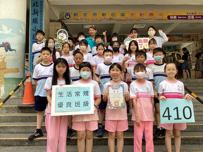 113學年度第2學期優良班級與校長合影圖片