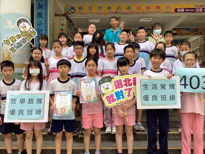 113學年度第2學期優良班級與校長合影圖片