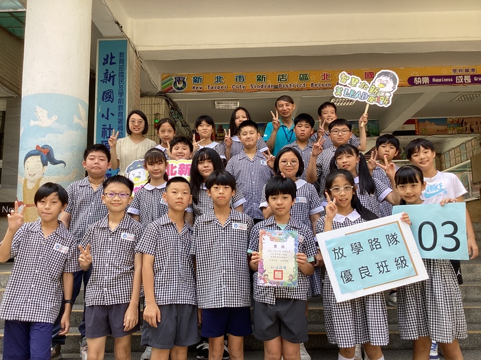 113學年度第2學期優良班級與校長合影圖片